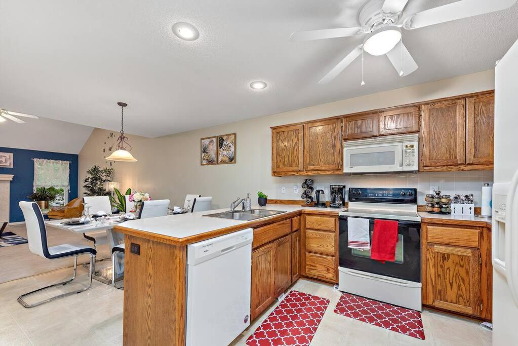 Beautiful Townhome, 11 Minutes To Downtown, Kcmo. Kansas City Dış mekan fotoğraf